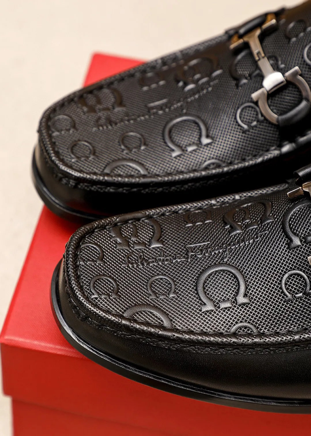 Men's shoes 💰460 💐 Product trademark: Ferragamo "Ferragamo" casual leather shoes Regular size: 38-44 (45.46🉑️customized) Product materials: Selected imported first-layer calfskin embossed upper + luxury hardware buckle, imported water-dyed cow leather lining. Strong three-dimensional visual effect, original rubber outsole Color: 1⃣️color optional